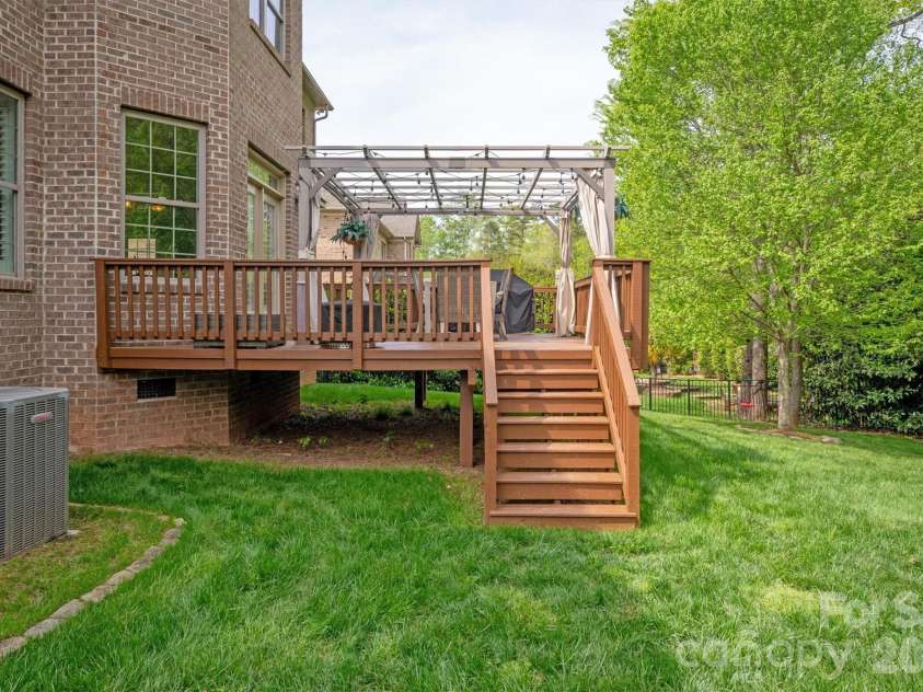 2800 Bevis Lane, Waxhaw, NC 28173.  MLS# CAR4366294, YatesRealty ID 15391. Expansive Wooden deck overlooking backyard