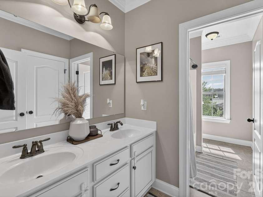 2800 Bevis Lane, Waxhaw, NC 28173.  MLS# CAR4366294, YatesRealty ID 15391. Hallway bath