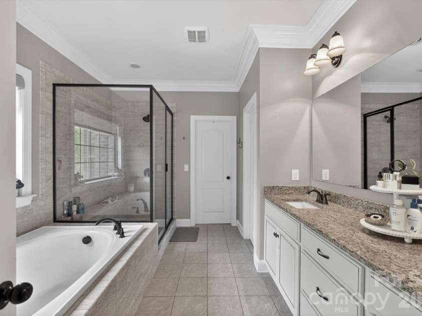 2800 Bevis Lane, Waxhaw, NC 28173.  MLS# CAR4366294, YatesRealty ID 15391. Primary bath