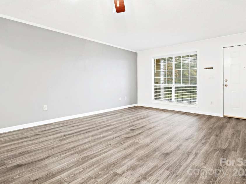 1985 Lancer Court, Gastonia, NC 28054.  MLS# CAR4211884, YatesRealty ID 15393. Huge Living Room