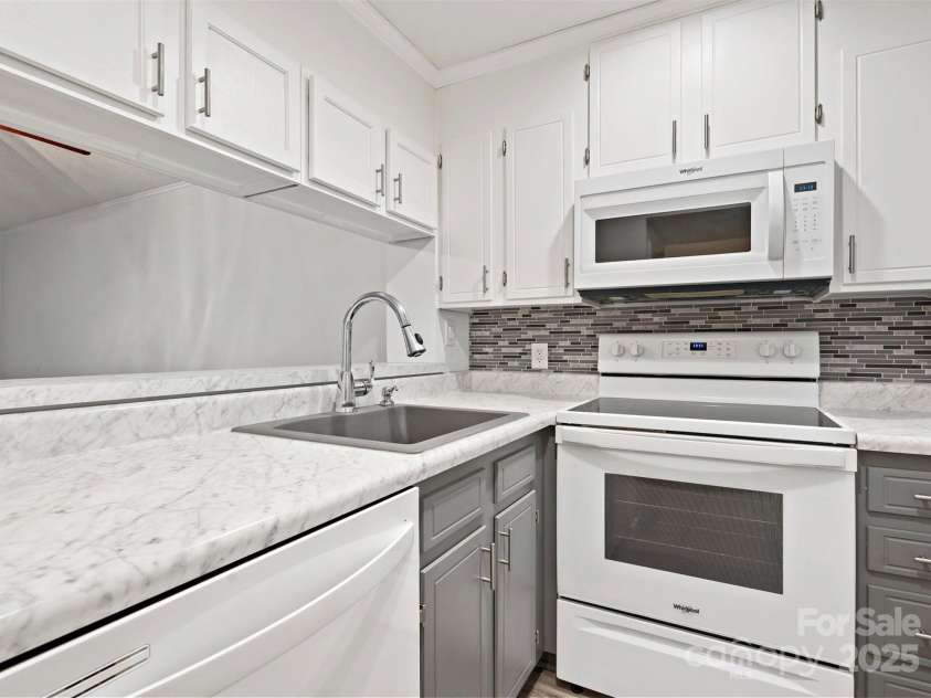 1985 Lancer Court, Gastonia, NC 28054.  MLS# CAR4211884, YatesRealty ID 15393. Updated Kitchen