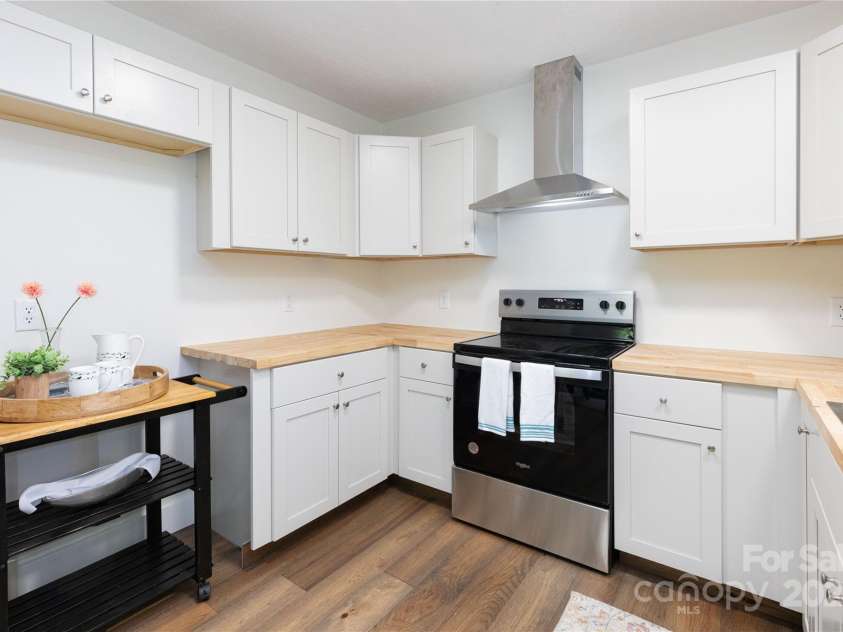 214 Hidden Creek Lane, Burnsville, NC 28714.  MLS# CAR4258635, YatesRealty ID 15395. 