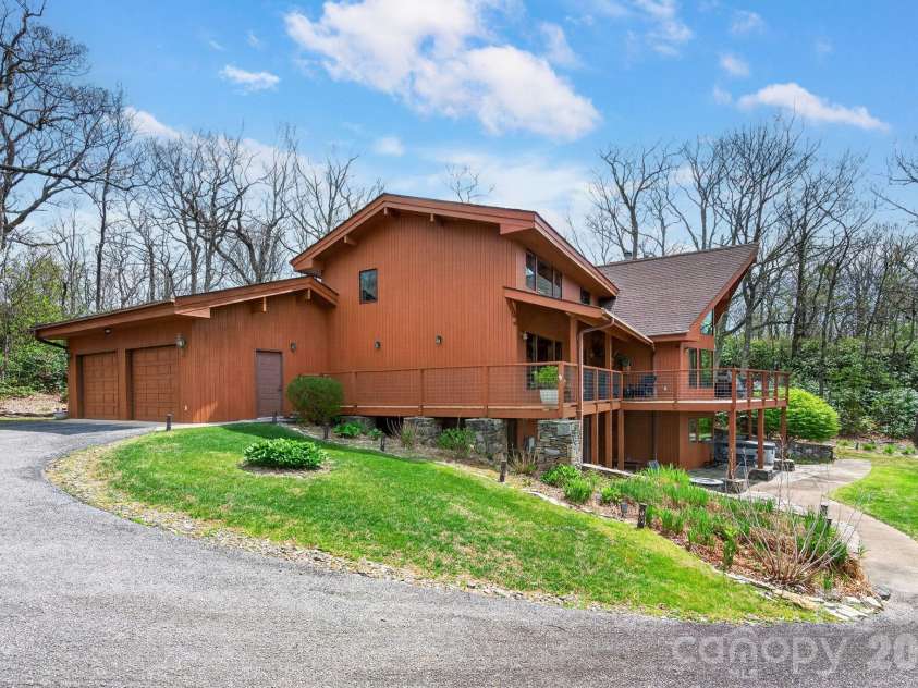 6 Orchard Knob Lane, Black Mountain, NC 28711.  MLS# CAR4370496, YatesRealty ID 15396. 