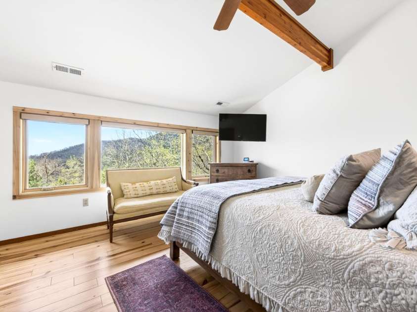 6 Orchard Knob Lane, Black Mountain, NC 28711.  MLS# CAR4370496, YatesRealty ID 15396. Bedroom