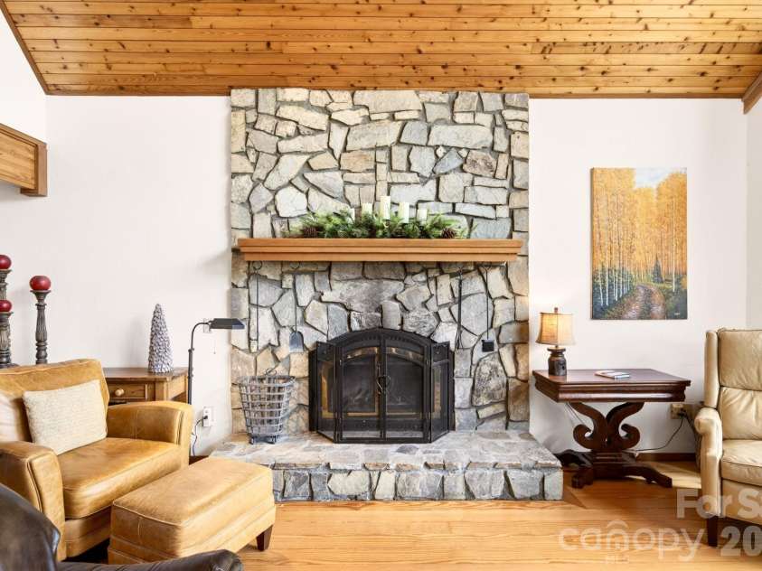 6 Orchard Knob Lane, Black Mountain, NC 28711.  MLS# CAR4370496, YatesRealty ID 15396. Living Room