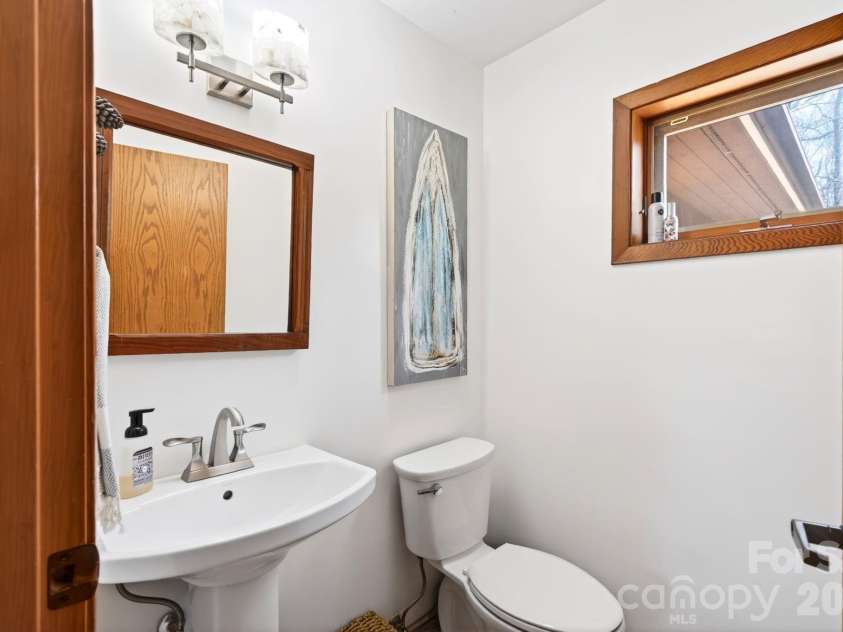 6 Orchard Knob Lane, Black Mountain, NC 28711.  MLS# CAR4370496, YatesRealty ID 15396. Main Level Half Bathroom