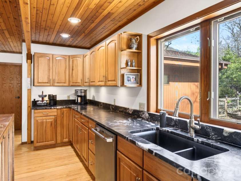 6 Orchard Knob Lane, Black Mountain, NC 28711.  MLS# CAR4370496, YatesRealty ID 15396. Primary Kitchen