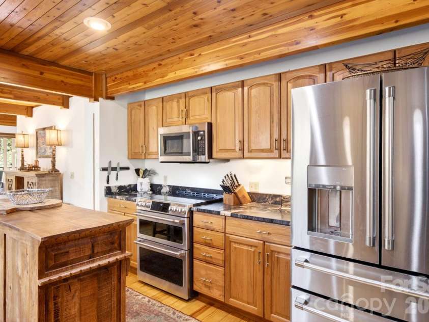 6 Orchard Knob Lane, Black Mountain, NC 28711.  MLS# CAR4370496, YatesRealty ID 15396. Primary Kitchen