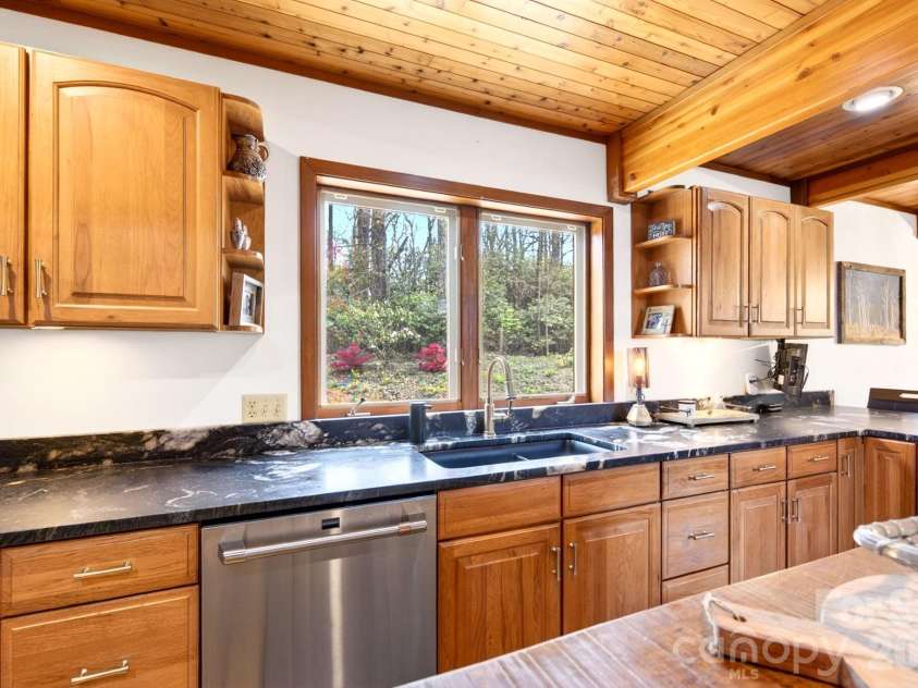6 Orchard Knob Lane, Black Mountain, NC 28711.  MLS# CAR4370496, YatesRealty ID 15396. Primary Kitchen