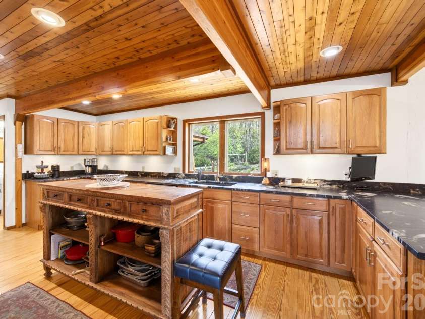 6 Orchard Knob Lane, Black Mountain, NC 28711.  MLS# CAR4370496, YatesRealty ID 15396. Primary Kitchen