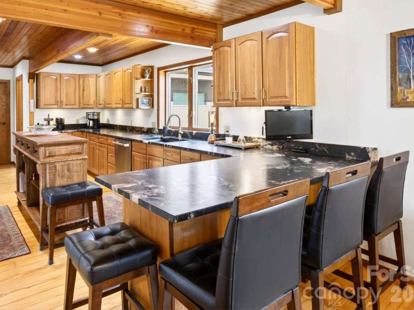 6 Orchard Knob Lane, Black Mountain, NC 28711.  MLS# CAR4370496, YatesRealty ID 15396. Primary Kitchen