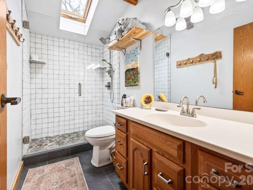 6 Orchard Knob Lane, Black Mountain, NC 28711.  MLS# CAR4370496, YatesRealty ID 15396. Upstairs Bathroom