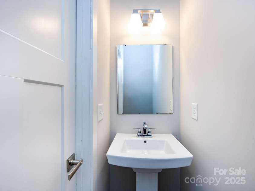 1814 Shumard Lane, Charlotte, NC 28205.  MLS# CAR4235562, YatesRealty ID 15399. 
