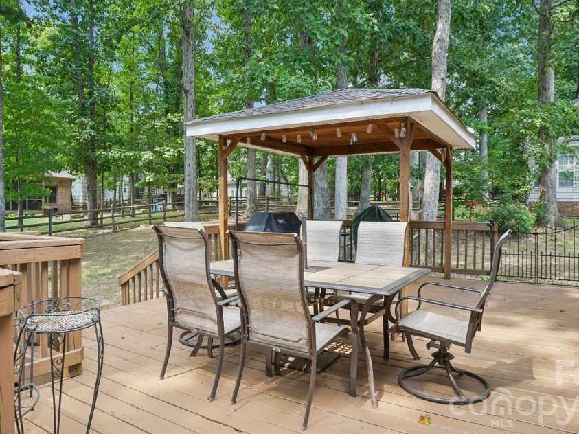 5212 Shannamara Drive, Matthews, NC 28104.  MLS# CAR4372618, YatesRealty ID 15399. 