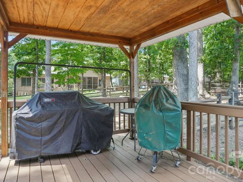 5212 Shannamara Drive, Matthews, NC 28104.  MLS# CAR4372618, YatesRealty ID 15399. 