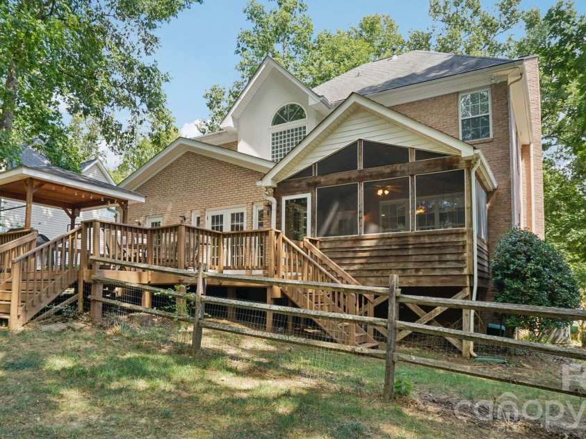5212 Shannamara Drive, Matthews, NC 28104.  MLS# CAR4372618, YatesRealty ID 15399. 