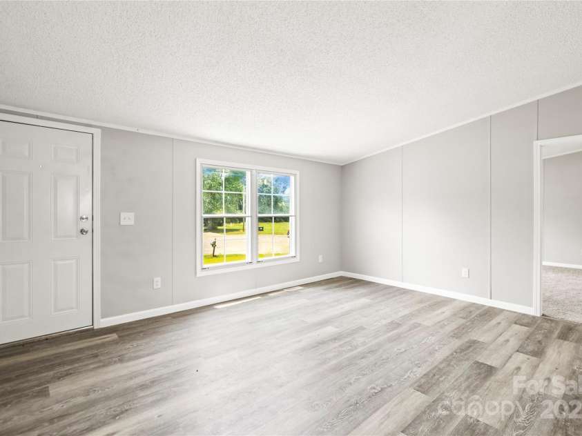 1133 Lynn Lane, Catawba, NC 28609.  MLS# CAR4275480, YatesRealty ID 1540. Entrance to great room with new paint