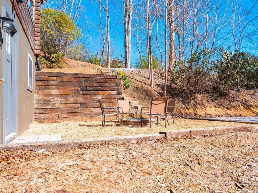 3925 Blackberry Crest Lane, Lenoir, NC 28645.  MLS# CAR4289541, YatesRealty ID 15400. 