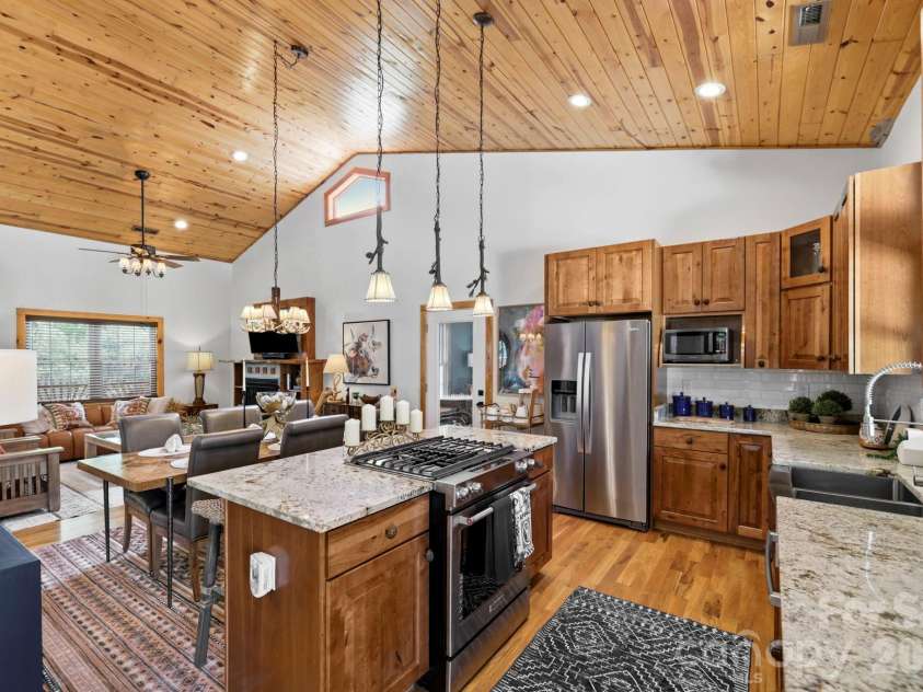 107 5th Street, Black Mountain, NC 28711.  MLS# CAR4371363, YatesRealty ID 15401. 
