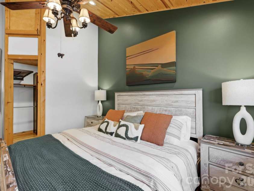 107 5th Street, Black Mountain, NC 28711.  MLS# CAR4371363, YatesRealty ID 15401. 