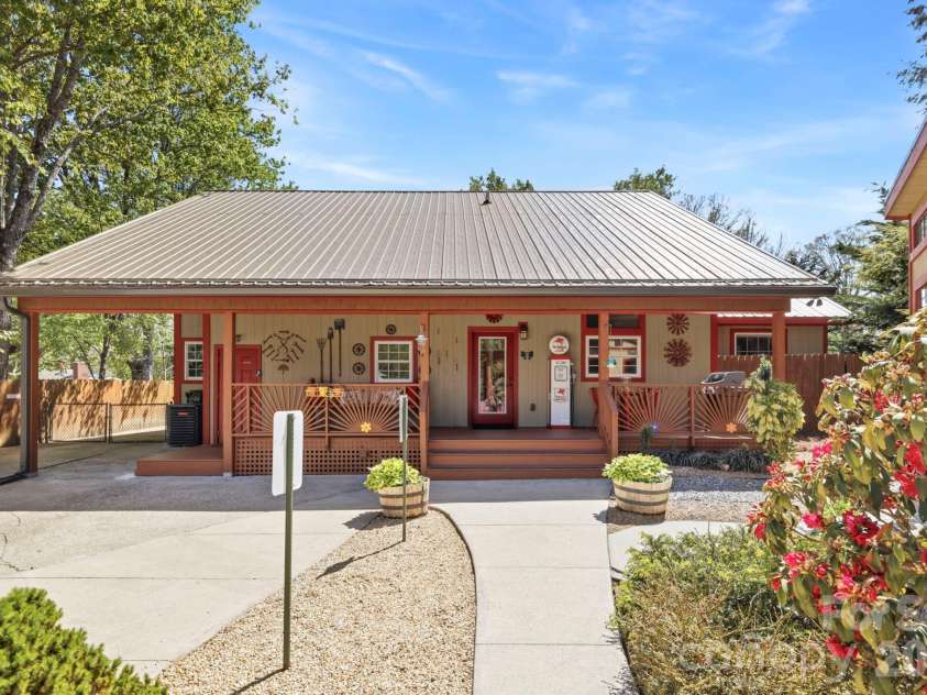 107 5th Street, Black Mountain, NC 28711.  MLS# CAR4371363, YatesRealty ID 15401. 