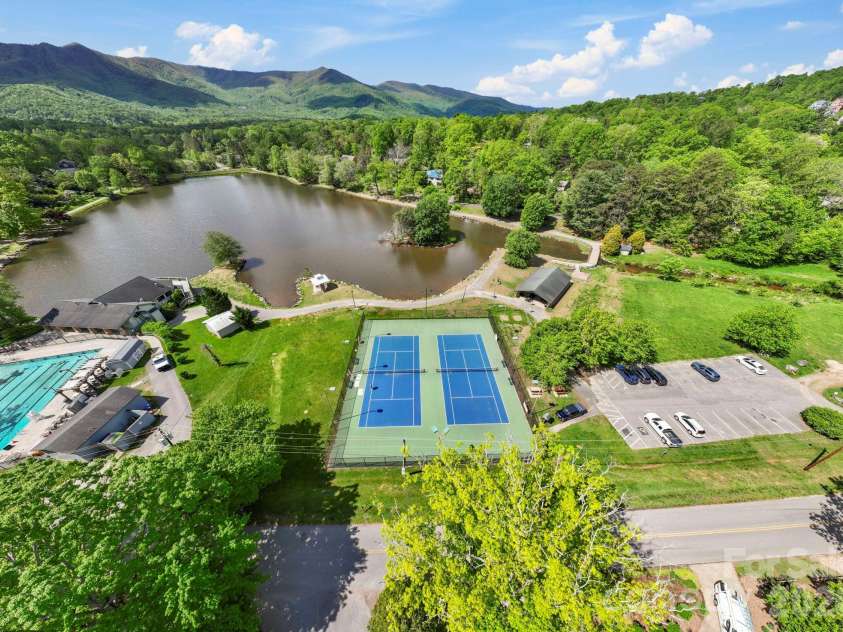 107 5th Street, Black Mountain, NC 28711.  MLS# CAR4371363, YatesRealty ID 15401. Blocks from Lake Tomahawk