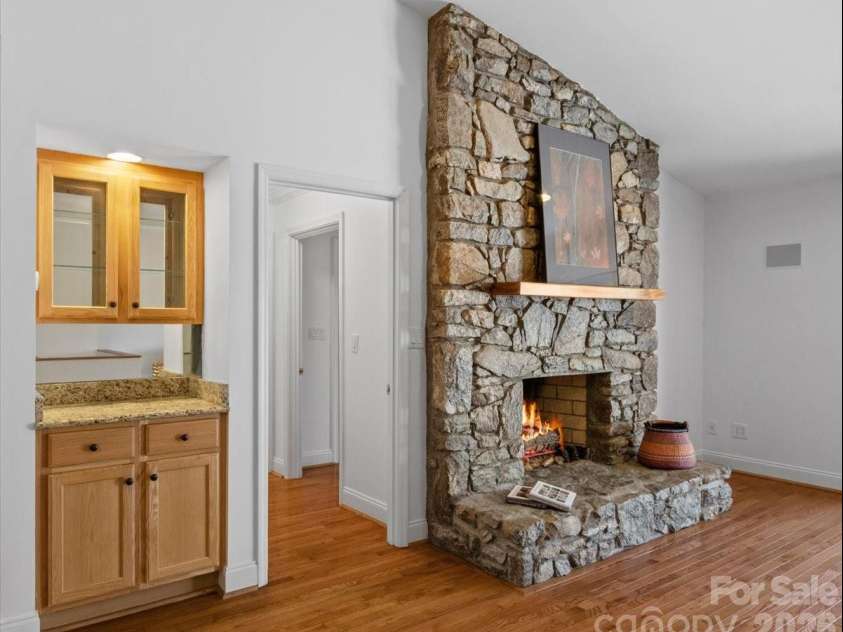 21 Ridge Terrace, Asheville, NC 28804.  MLS# CAR4370277, YatesRealty ID 15402. 