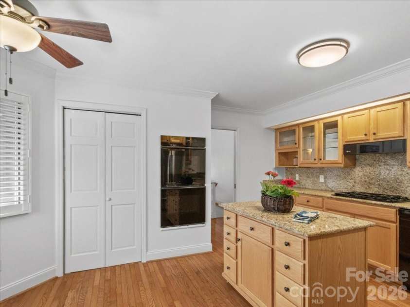 21 Ridge Terrace, Asheville, NC 28804.  MLS# CAR4370277, YatesRealty ID 15402. 