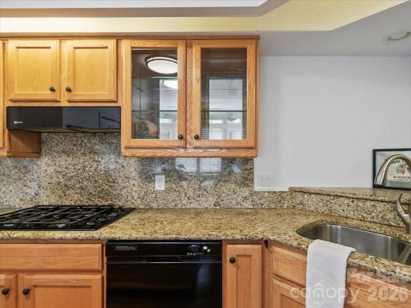 21 Ridge Terrace, Asheville, NC 28804.  MLS# CAR4370277, YatesRealty ID 15402. 