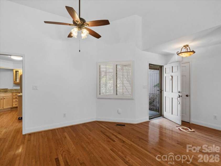 21 Ridge Terrace, Asheville, NC 28804.  MLS# CAR4370277, YatesRealty ID 15402. 