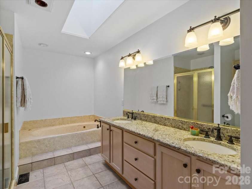 21 Ridge Terrace, Asheville, NC 28804.  MLS# CAR4370277, YatesRealty ID 15402. 