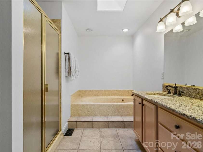 21 Ridge Terrace, Asheville, NC 28804.  MLS# CAR4370277, YatesRealty ID 15402. 