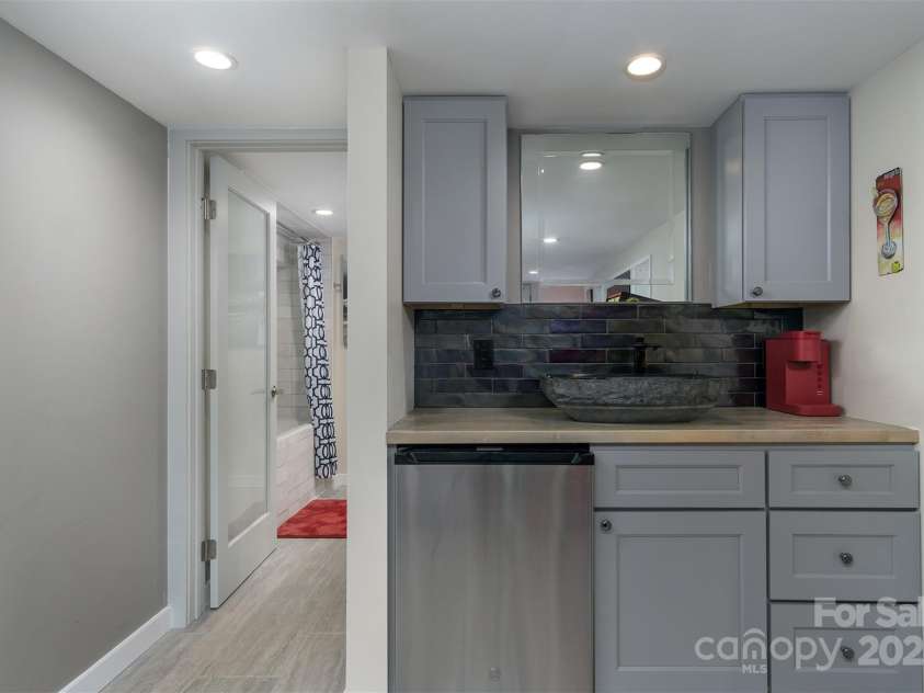 107 Cherry Street, Black Mountain, NC 28711.  MLS# CAR4239497, YatesRealty ID 15404. 