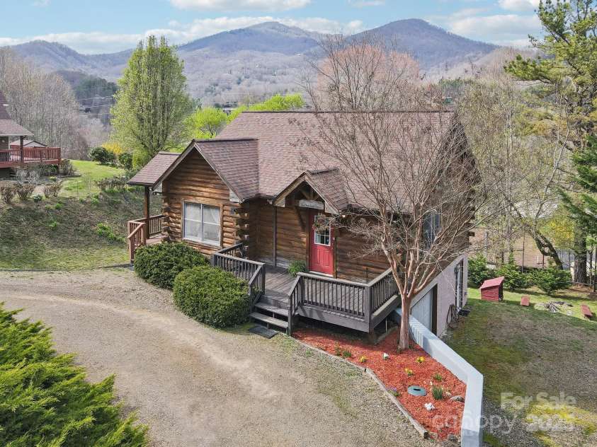 36 Cheyenne Court, Maggie Valley, NC 28751.  MLS# CAR4243964, YatesRealty ID 15405. Circular drive