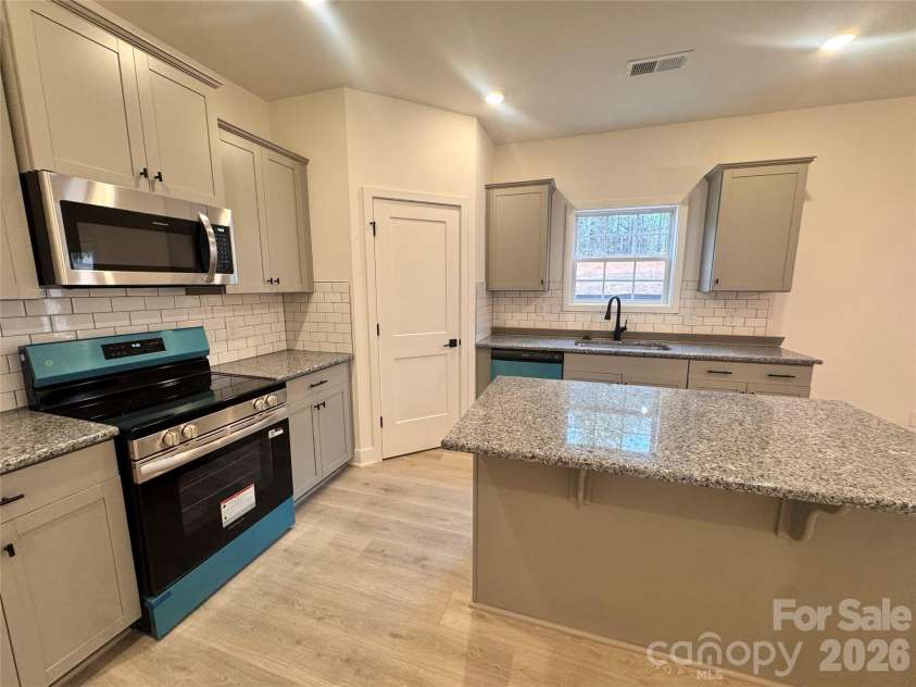 716 Inwood Hill Drive, Gastonia, NC 28056.  MLS# CAR4327869, YatesRealty ID 15410. Kitchen
