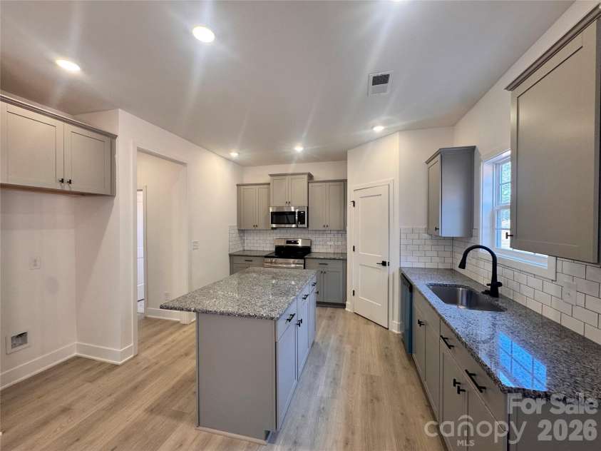 716 Inwood Hill Drive, Gastonia, NC 28056.  MLS# CAR4327869, YatesRealty ID 15410. Kitchen