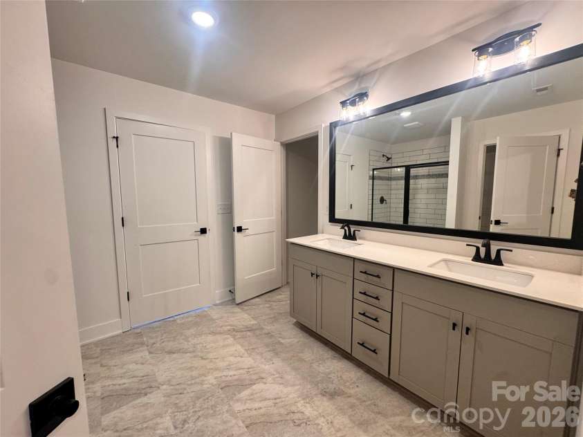 716 Inwood Hill Drive, Gastonia, NC 28056.  MLS# CAR4327869, YatesRealty ID 15410. Primary bathrrom