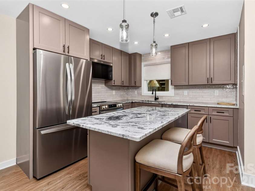 7340 Lakefront Drive, Charlotte, NC 28278.  MLS# CAR4415348, YatesRealty ID 15412. 