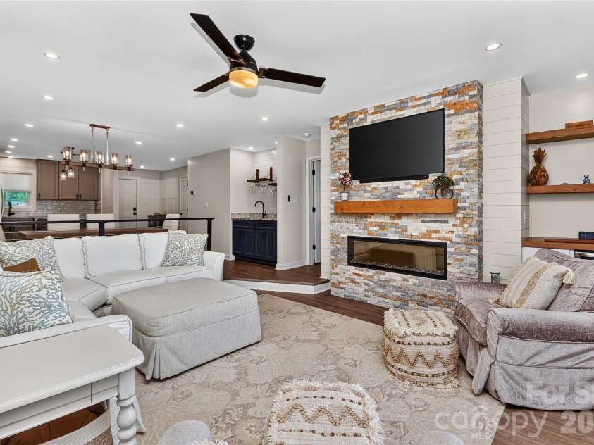 7340 Lakefront Drive, Charlotte, NC 28278.  MLS# CAR4415348, YatesRealty ID 15412. 