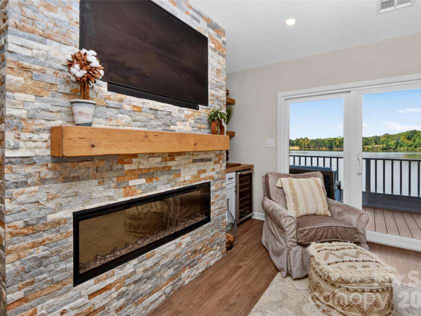 7340 Lakefront Drive, Charlotte, NC 28278.  MLS# CAR4415348, YatesRealty ID 15412. 