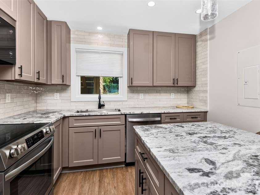 7340 Lakefront Drive, Charlotte, NC 28278.  MLS# CAR4415348, YatesRealty ID 15412. 