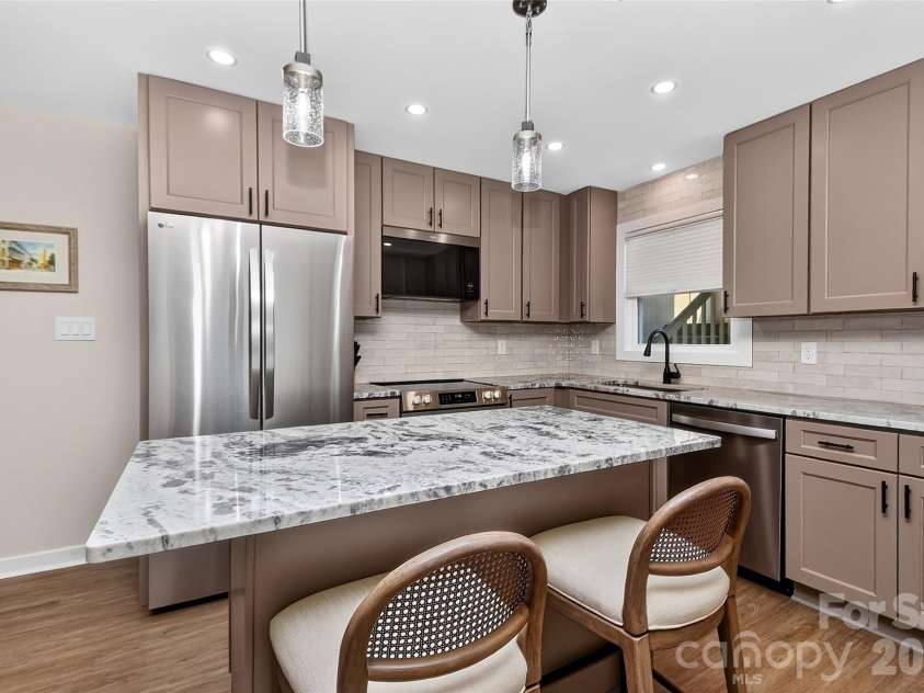 7340 Lakefront Drive, Charlotte, NC 28278.  MLS# CAR4415348, YatesRealty ID 15412. 