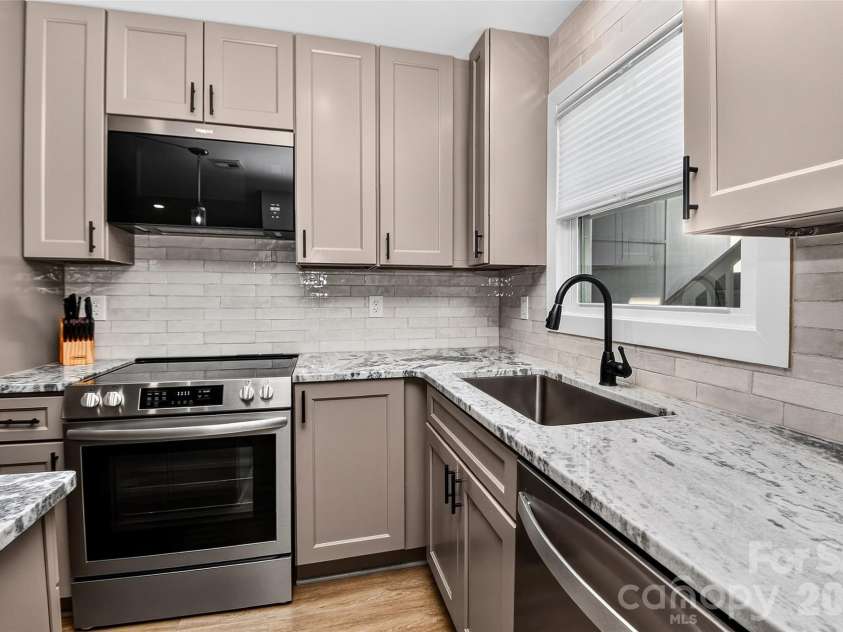 7340 Lakefront Drive, Charlotte, NC 28278.  MLS# CAR4415348, YatesRealty ID 15412. 
