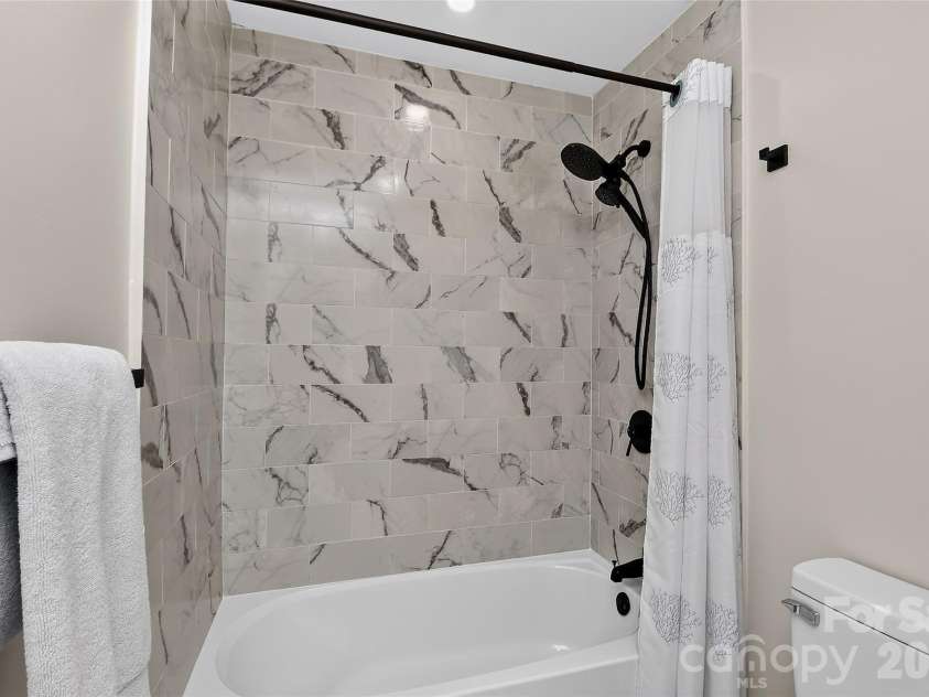 7340 Lakefront Drive, Charlotte, NC 28278.  MLS# CAR4415348, YatesRealty ID 15412. 