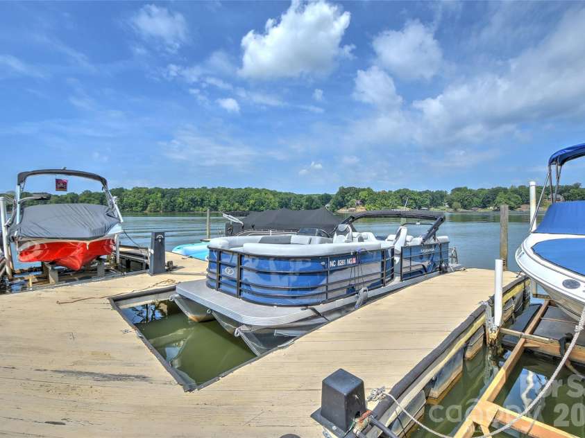 7340 Lakefront Drive, Charlotte, NC 28278.  MLS# CAR4415348, YatesRealty ID 15412. 
