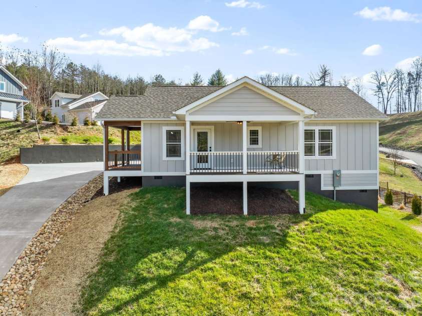 56 White Oak Place, Mars Hill, NC 28754.  MLS# CAR4334521, YatesRealty ID 15413. 