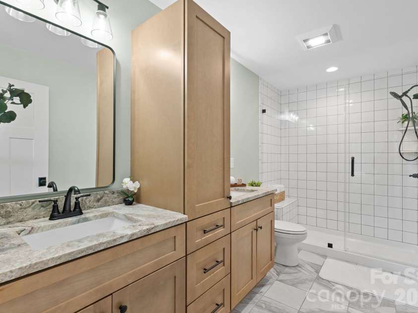 56 White Oak Place, Mars Hill, NC 28754.  MLS# CAR4334521, YatesRealty ID 15413. Primary En-suite Full Bath