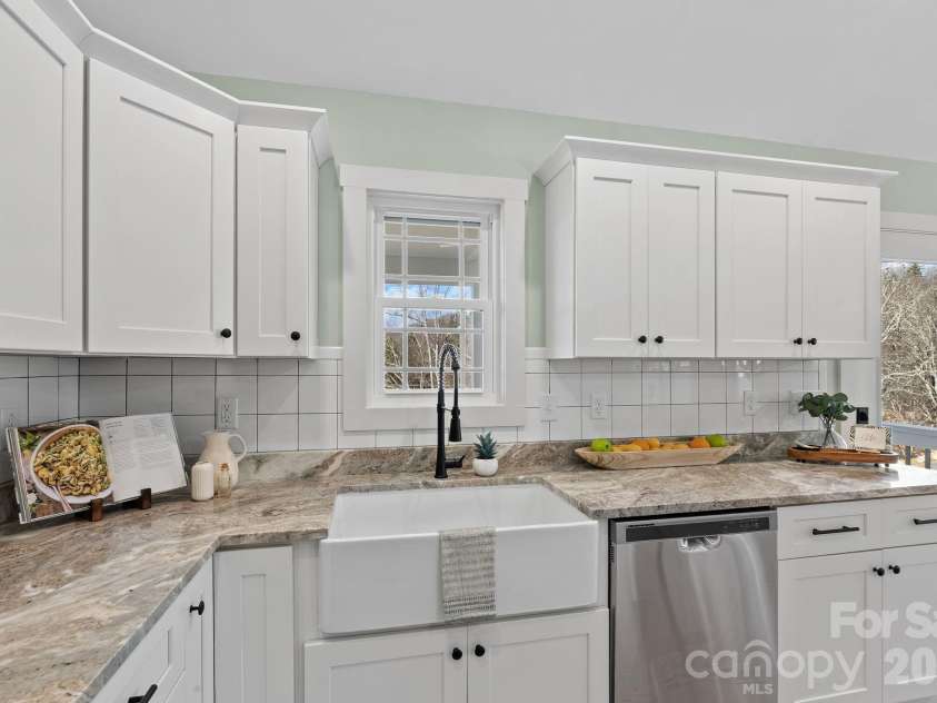 56 White Oak Place, Mars Hill, NC 28754.  MLS# CAR4334521, YatesRealty ID 15413. Spacious Kitchen and tiled backsplash