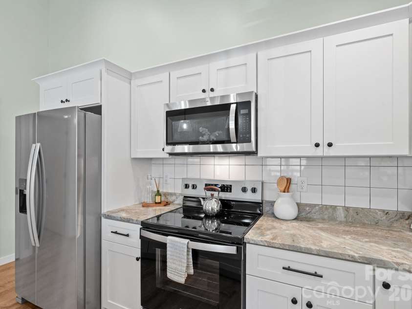 56 White Oak Place, Mars Hill, NC 28754.  MLS# CAR4334521, YatesRealty ID 15413. Stainless Appliances