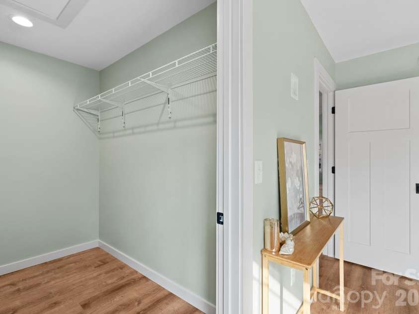 56 White Oak Place, Mars Hill, NC 28754.  MLS# CAR4334521, YatesRealty ID 15413. Walk-in Closet